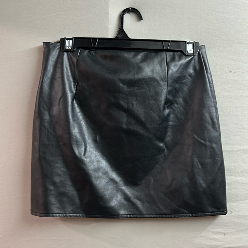Forever 21 Stretch Faux Leather Mini Skirt - Picture 2 of 3